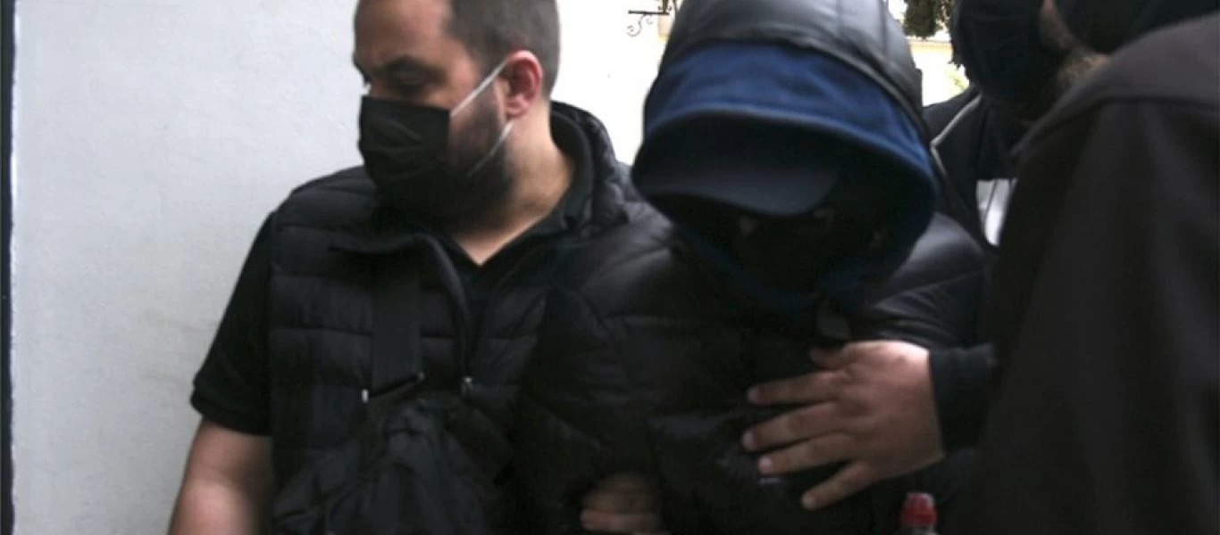 Έφτασε στον ανακριτή ο Mένιος Φουρθιώτης - Με καλυμμένο πρόσωπο και χειροπέδες (βίντεο-φωτο)